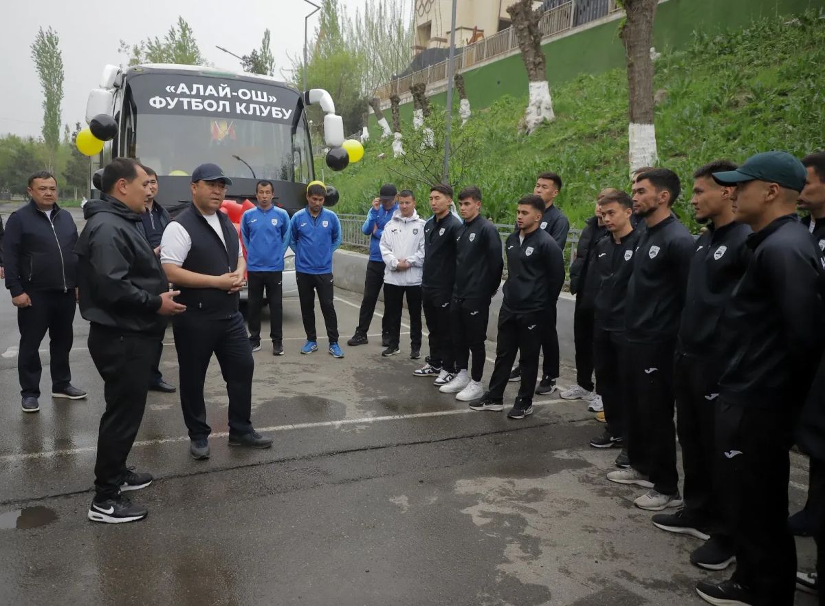 Ош мэри "Алай" футболдук клубуна автобус тапшырды