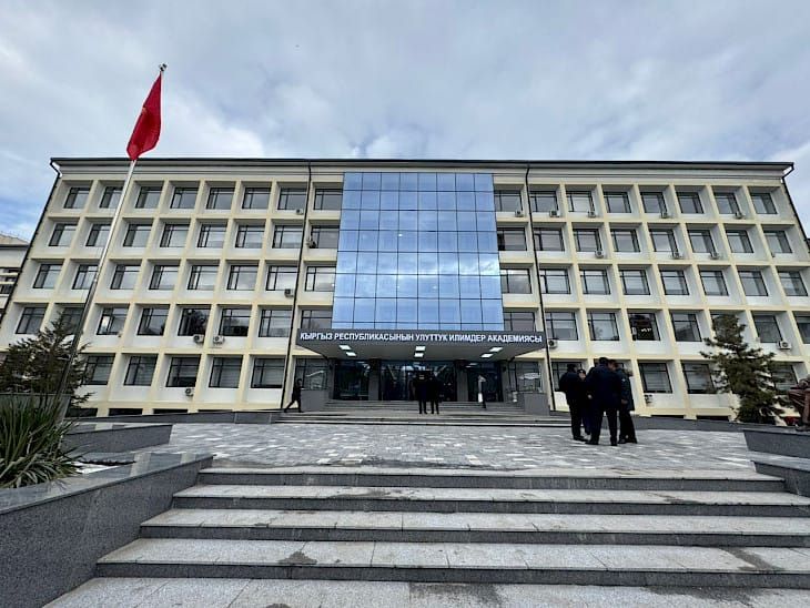 Президент Садыр Жапаров окумуштууларга каржылык автономия берди