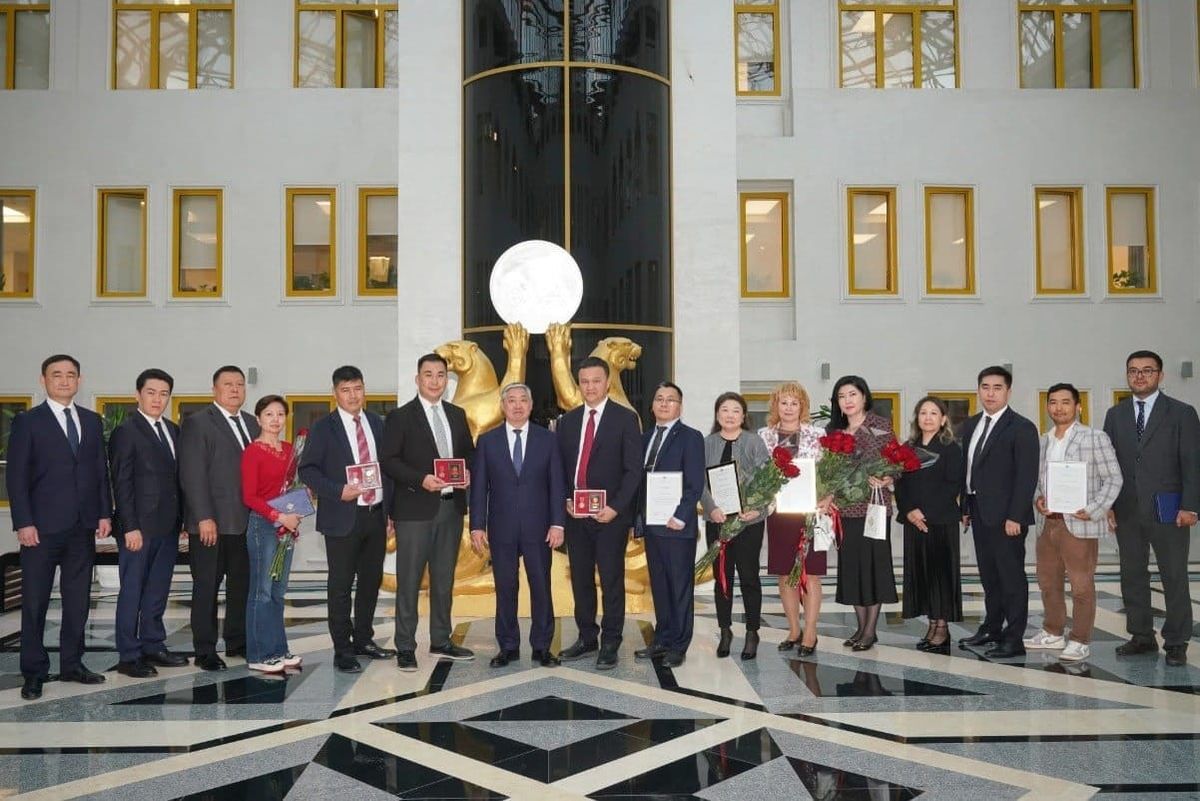 ELQR системасын түзүүгө салымын кошкон айрым адистер сыйланды