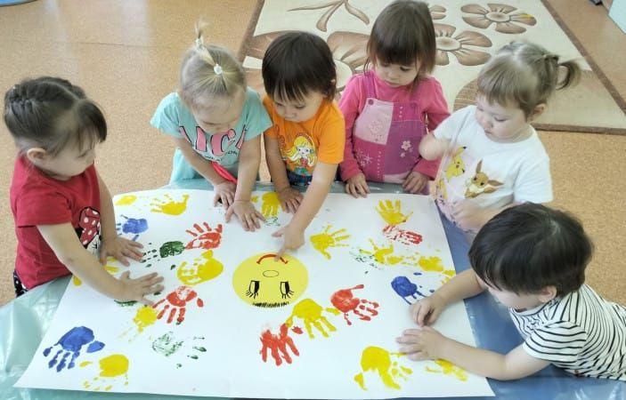 Бүгүн балдарды коргоонун эл аралык күнү. Кыргызстанда 2,7 млн ашык бала жашайт