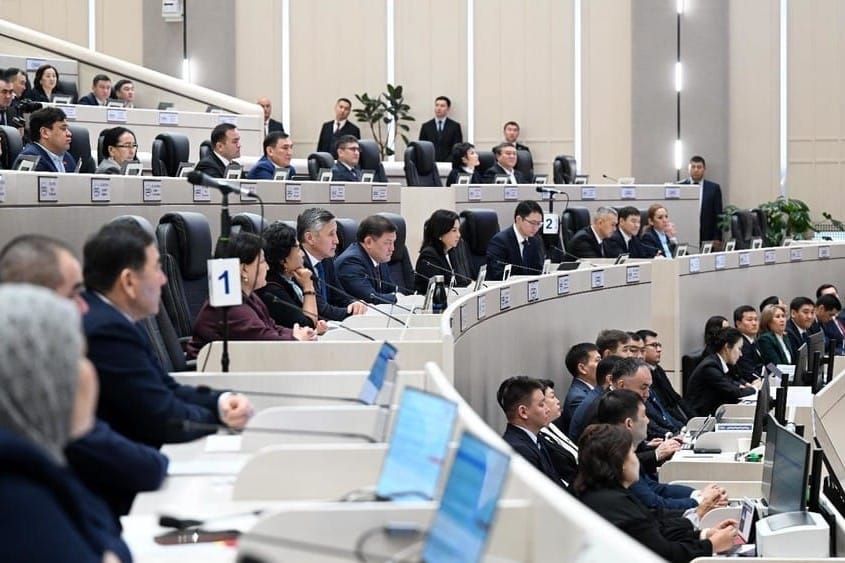 Жогорку Кеңештин депутаттары каникулга тарады