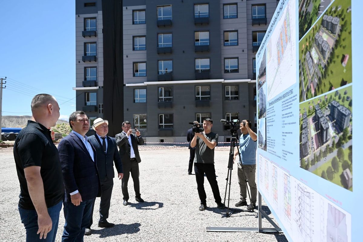 Садыр Жапаров Кочкордо курулуп жаткан ипотекалык үйлөрдү текшерди