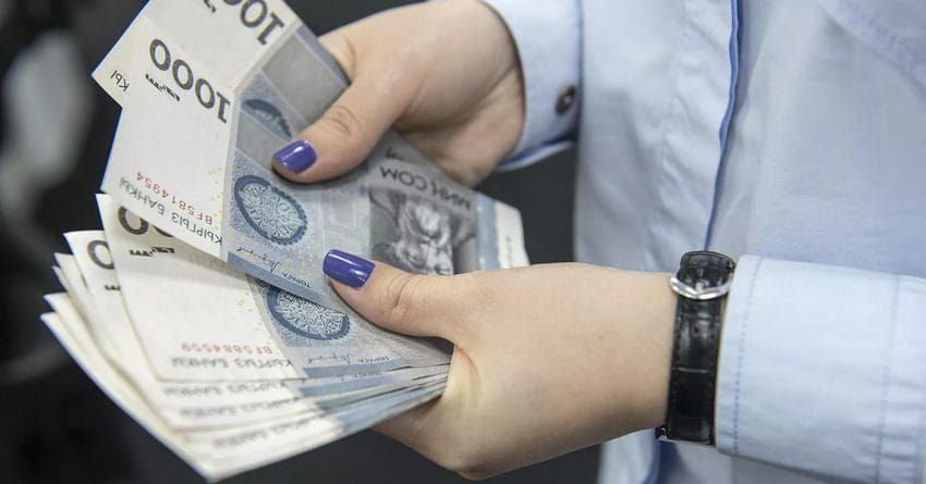 Кыргызстанда социалдык кызматкерлердин айлыгы 40 миң сомго чейин жогорулады