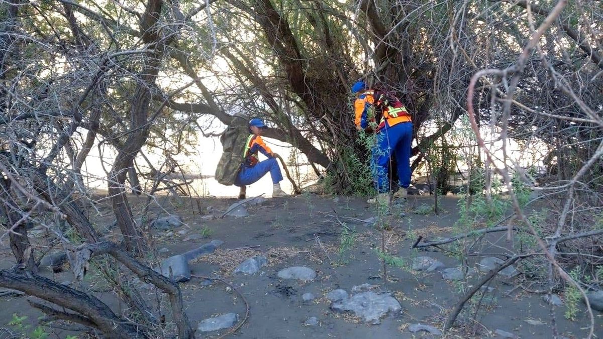 Баткенде сууга агып кеткен адамды 90 киши издеп жатат