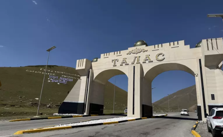 Таластын кире беришиндеги арка оңдоп-түзөөдөн өттү