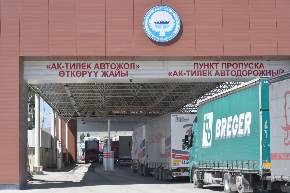 Мөөнөтү өтүп кеткен кондитердик азыктардын партиясын ташып бара жаткандар аныкталды