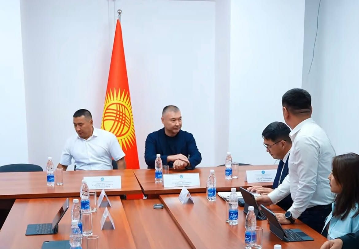 Каныбек Туманбаев транспортту каттоо борборунун ишин текшерди