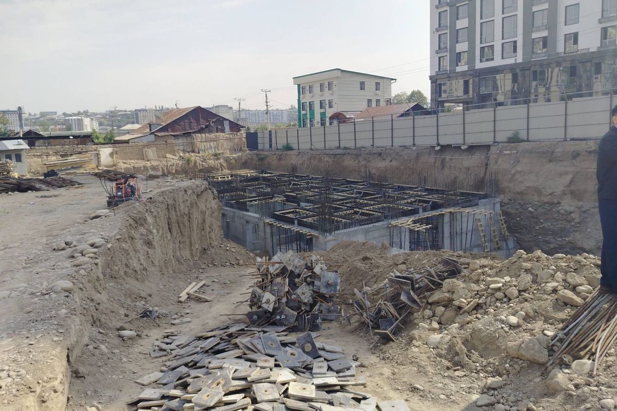 Курулуш министри Ош шаарындагы мыйзамсыз объектти текшерди