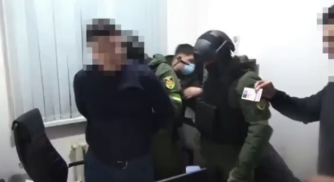 ЖАМКтын тергөөчүсү пара алып жаткан жеринен кармалды