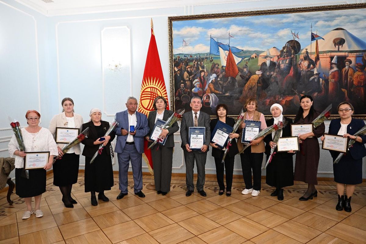 Жогорку Кеңеш ар кыл тармактын алдыңкы адистерине сыйлыктарды тапшырды