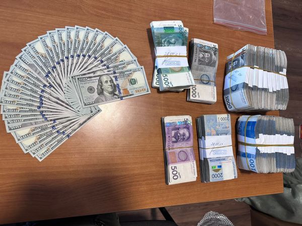 Аксыда контрабандага колдоо көрсөткөн милиция жана чек ара кызматкерлери кармалды