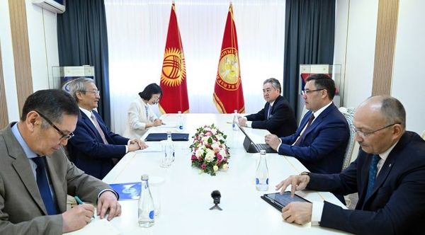 Садыр Жапаров ШКУнун башкы катчысы Чжан Минди кабыл алды