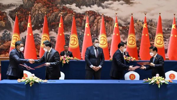 Кыргызстан менен Кытай $1 млрд ашык суммадагы келишимдерди түзүштү – толук тизмеси