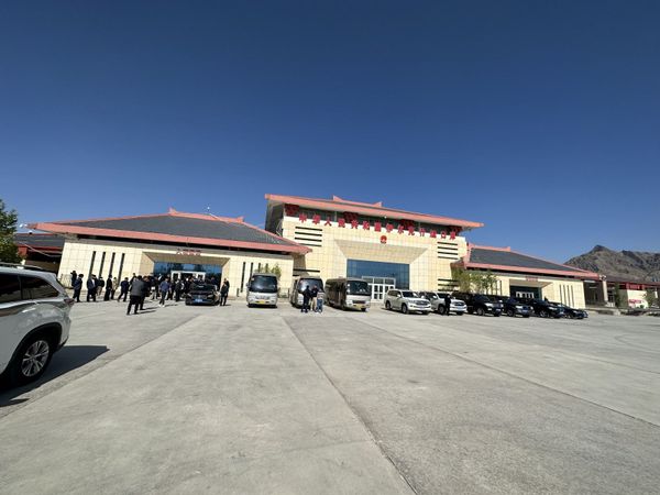 Бакыт Төрөбаев «Эркечтам» көзөмөл өткөрүү пунктуна барды