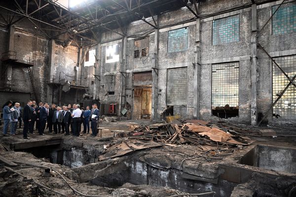 Акылбек Жапаров Бишкектеги кароосуз калган заводдорду талкаланган Бахмут менен салыштырды