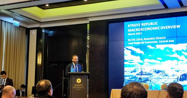 Кыргызстандын экономикасын жумушчу күчүнүн экспорту кыймылдатууда – ЕРӨБ