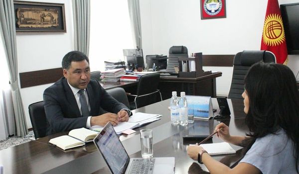 Эмнеге азык-түлүк кымбаттап жатат, айлыктар качан көтөрүлөт жана экономикабыз эмне болот — Экономика министри менен маек