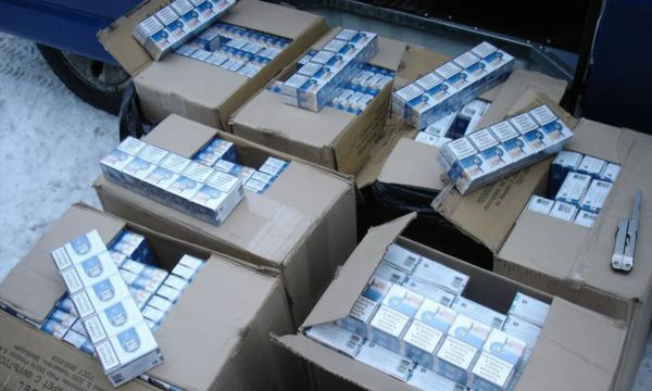 Салыкчылар Бишкекте 2.8 миң куту контрафакттык тамеки тартып алды