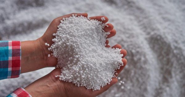 Айыл чарба министрлиги мөөнөтү өтүп кеткен 5 миң тонна селитраны кармап турат — ал дыйкандарга сатылат