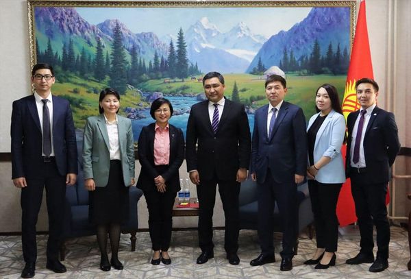 Данияр Амангелдиев АӨБнын Кыргызстандагы директору менен жолукту