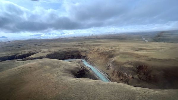 Акылбек Жапаров Сары-Жаз дарыясына ГЭС курула турган жерди көрүп келди