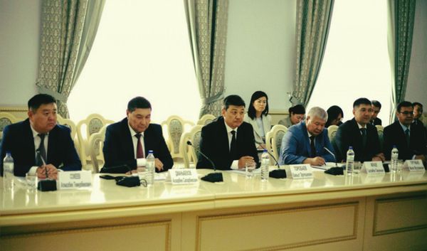 Кыргызстан менен Казакстан транзиттик жүк ташуу чөйрөсүндө тоскоолдуктарды талкуулашты