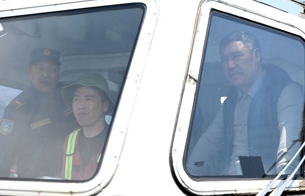 Садыр Жапаров Ысык-Көлдү балык кармоочу торлордон тазалоонун жүрүшү менен таанышты