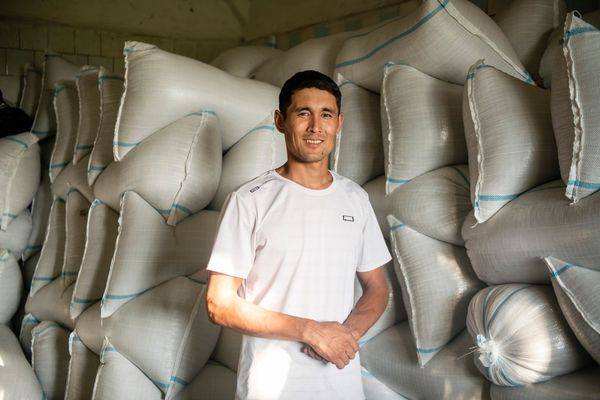 Элүү жыл аркасынан тазалагыча, мектепте беш жыл таштанды сорттоо маданиятын окуткан жеңил — полиэтиленди кайра иштеткен ишкер Амирбек Масиралиев