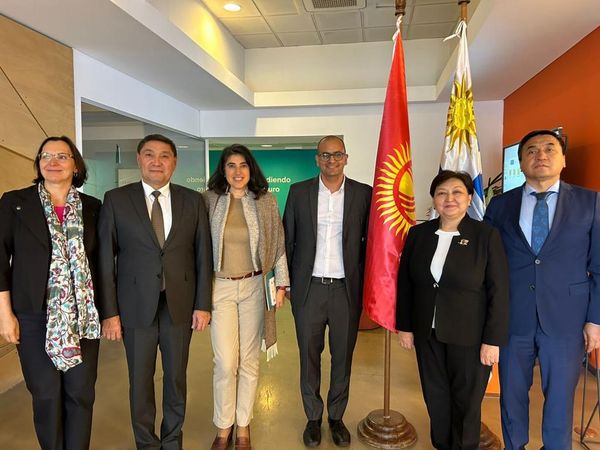 Айыл чарба министри Уругвайдын уй этин сатуу ыкмалары менен таанышты