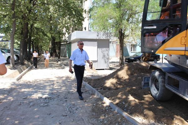 Бишкектин Свердлов районунда жолдорду жана тротуарларды оңдоо иштери уланууда