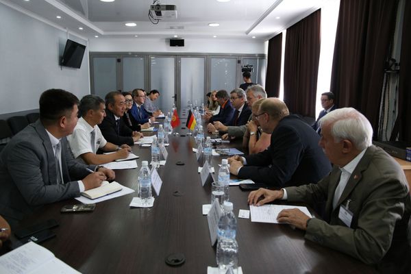 Германия эмгек мигранттары үчүн иммиграцияга чейинки 10 окуу борборун жабдынуу караштырмакчы