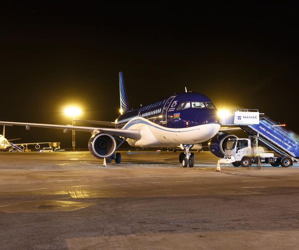 Тамчынын аэропортунда Бакудан келген жаңы каттам салтанаттуу түрдө тосуп алынды