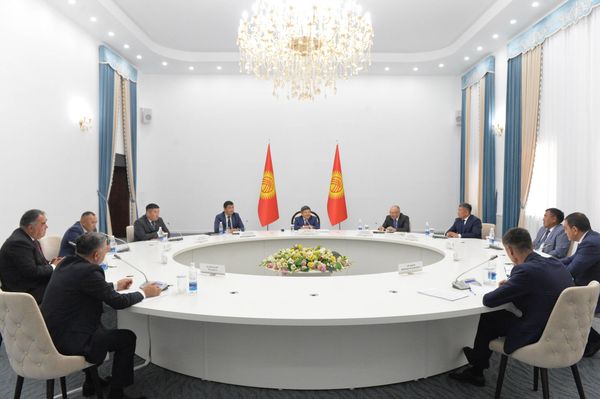 Акылбек Жапаров өзбекстандык жана тажикстандык губернаторлор менен жолукту