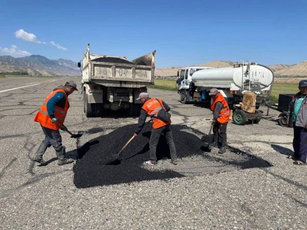 Транспорт министрлиги Нарындын аэропортунун учуп-конуу тилкесин оңдоо иштерин көрсөттү