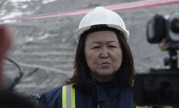 Динара Кутманованын үй-бүлөсү Кумтөрдөн 23 млн сом кымырган деп шектелүүдө