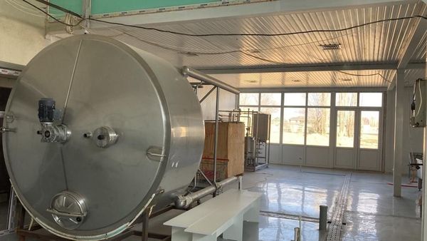 Кочкордогу бүтпөй жаткан сүт заводу банктан ала албай иши чоюлуп жатат — күрөөгө бүткөн заводду талап кылууда