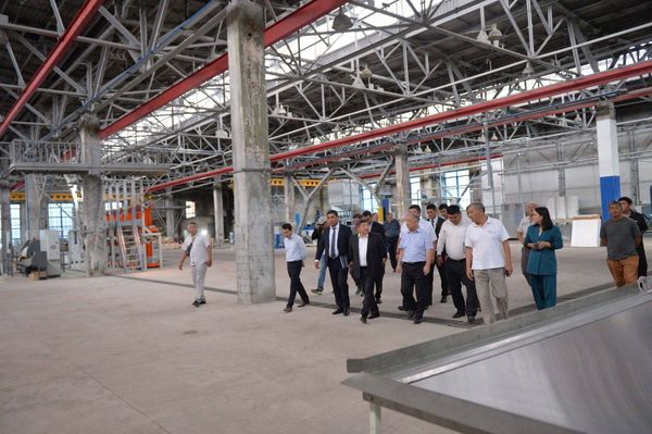 Акылбек Жапаров «Кыргызиндустриянын» өндүрүш ишканаларын кыдырды