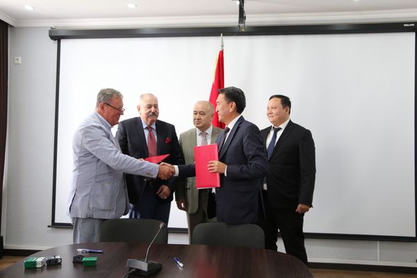 Эмгек министрлиги жарандарды көбүрөөк миграцияга жөнөтүү максатында дагы бир келишим түздү — Польша