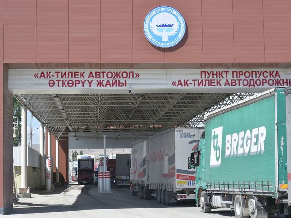 Кыргыз-казак чек арасында 500 чамасында жүк ташуучу унаа өтпөй турат
