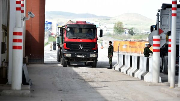 Казакстандын Финансы министрлиги унаалардын чек арадан өткөрүлбөй жатканын атайын операция менен байланыштырып койду