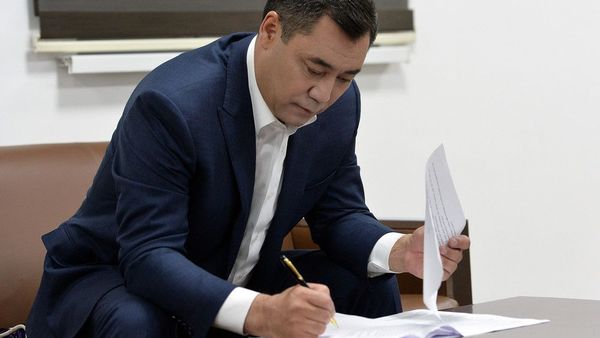 Садыр Жапаров Катардагы элчини жана Екатеринбургдагы башкы консулду кызматтарынан бошотту