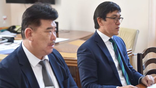 Президент Эдил Байсаловго жана Алтынбек Максутовго эскертүү берди