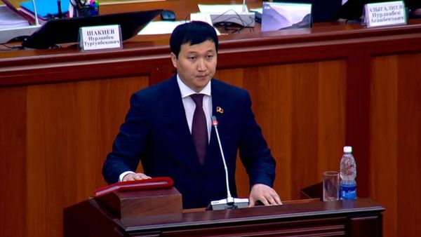 Жогорку Кеңештин жаңы депутаты Кубанычбек Самаков ант берди