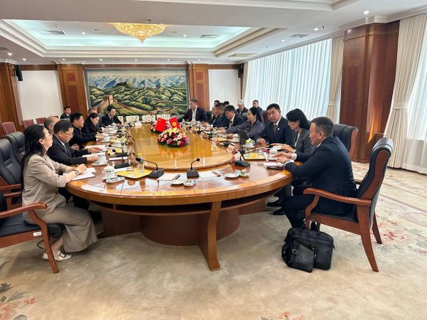 Кыргызстан менен Кытай жүк ташуу тармагындагы кызматташууну күчөтүүнү талкуулашты