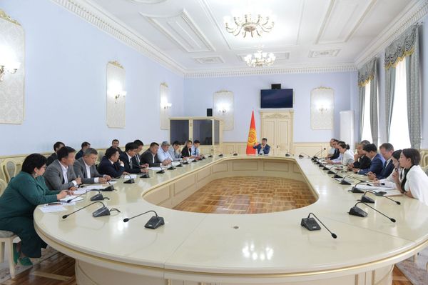 Өкмөт агроөнөр жай тармагынын көйгөйлүү маселелерин талкуулады