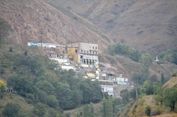 Өкмөт Куттуу-Сай 2 калдык сактоочу жайларынын абалын көрсөттү