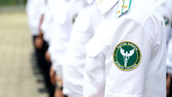 Көлбаев менен Матраимовго тыгыз байланыштуу деп шектелген 50гө жакын бажычы иштен бошотулду