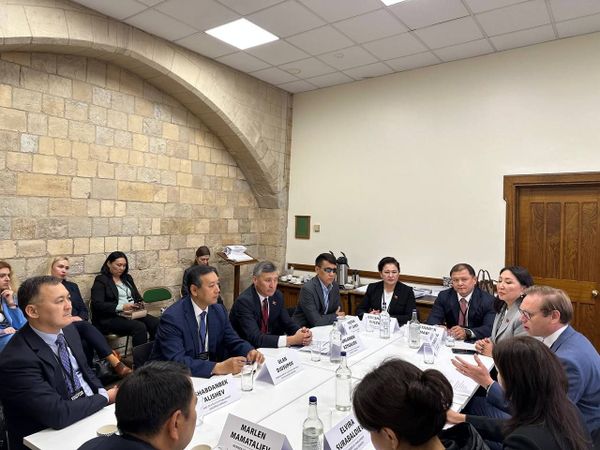 Депутаттык топ Улуу Британиянын парламентинин ишмердүүлүгү менен таанышты