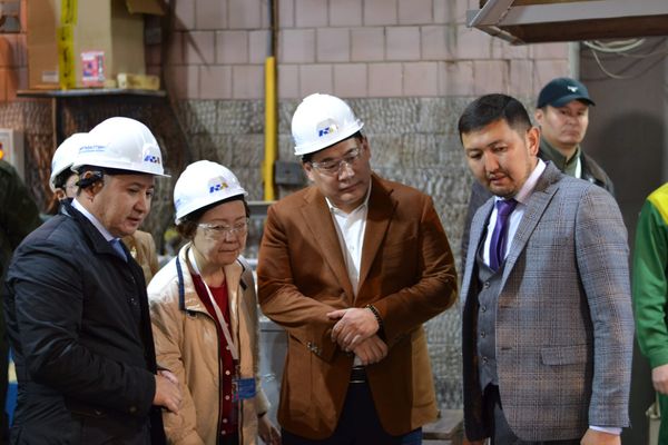 Монголиянын делегациясы «Кыргызалтындын» аффинаждоо заводуна барды