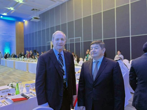 Акылбек Жапаров америкалык миллиардер Рэймонд Далиону Кыргызстанга келип кетүүгө чакырды